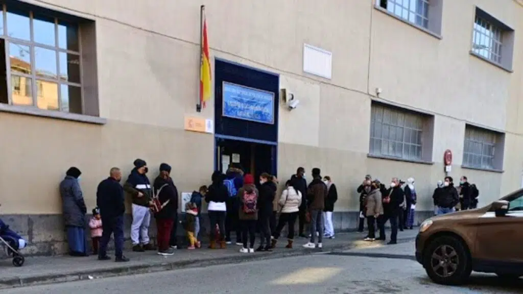 Multa por agredir a la policia en una oficina de extranjeria de Zaragoza Multa por agredir a la policia en una oficina de extranjeria de Zaragoza