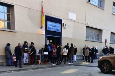 Multa por agredir a la policia en una oficina de extranjeria de Zaragoza Multa por agredir a la policia en una oficina de extranjeria de Zaragoza