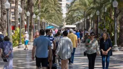 Oficina de Extranjeria de Alicante colapsa por avalancha migratoria Oficina de Extranjeria de Alicante colapsa por avalancha migratoria